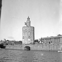 Vista de la Torre del Oro y la desembocadura del arroyo Tagarete desde la orilla de Triana. 1894 ©ICAS-SAHP, Fototeca Municipal de Sevilla, fondo Caparró