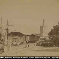 Tinglados y trabajadores del puerto junto a la Torre del Oro [1880-1900] ©ICAS-SAHP, Fototeca Municipal de Sevilla,  Emilio Beauchy, Colección Enrique Barrero