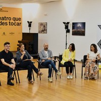 Rueda de prensa del Maestranza, Chema Blanco junto a Javier Menéndez y bailaoras