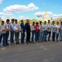 Foto de familia en el Muelle Camaronero